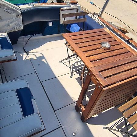 Отель Boat To Sleep In Barcelona Сан-Адриан-де-Бесос Экстерьер фото