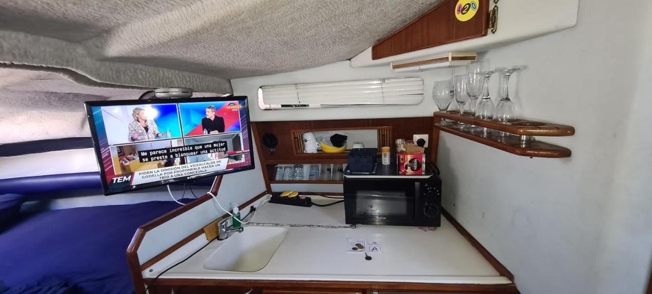 Отель Boat To Sleep In Barcelona Сан-Адриан-де-Бесос Экстерьер фото