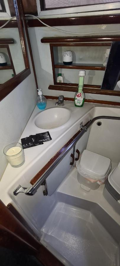 Отель Boat To Sleep In Barcelona Сан-Адриан-де-Бесос Экстерьер фото
